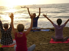 Yoga sur la plage à Mahabalipuram